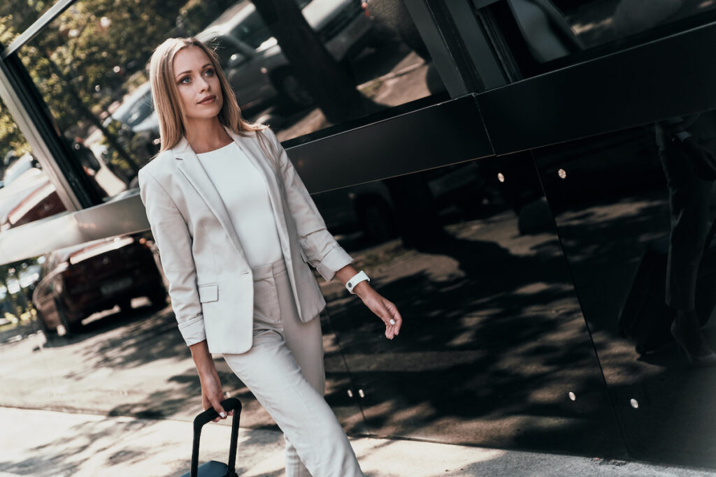 Garnitury damskie, czy ten trend wyprze ponadczasowe sukienki?