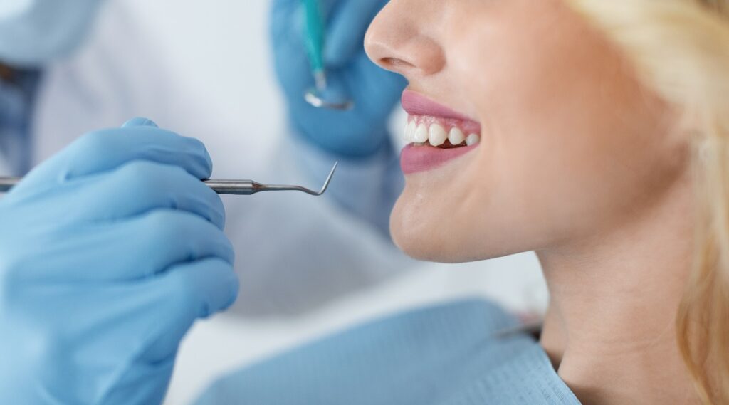 Stomatologia estetyczna a psychologia – wpływ uśmiechu na samopoczucie pacjenta